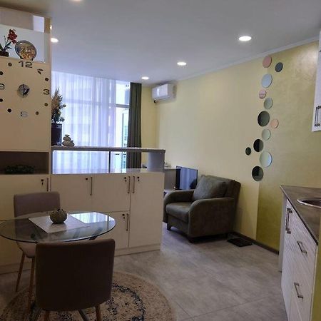 Bat Towers Studia Apartment บาทูมิ ภายนอก รูปภาพ